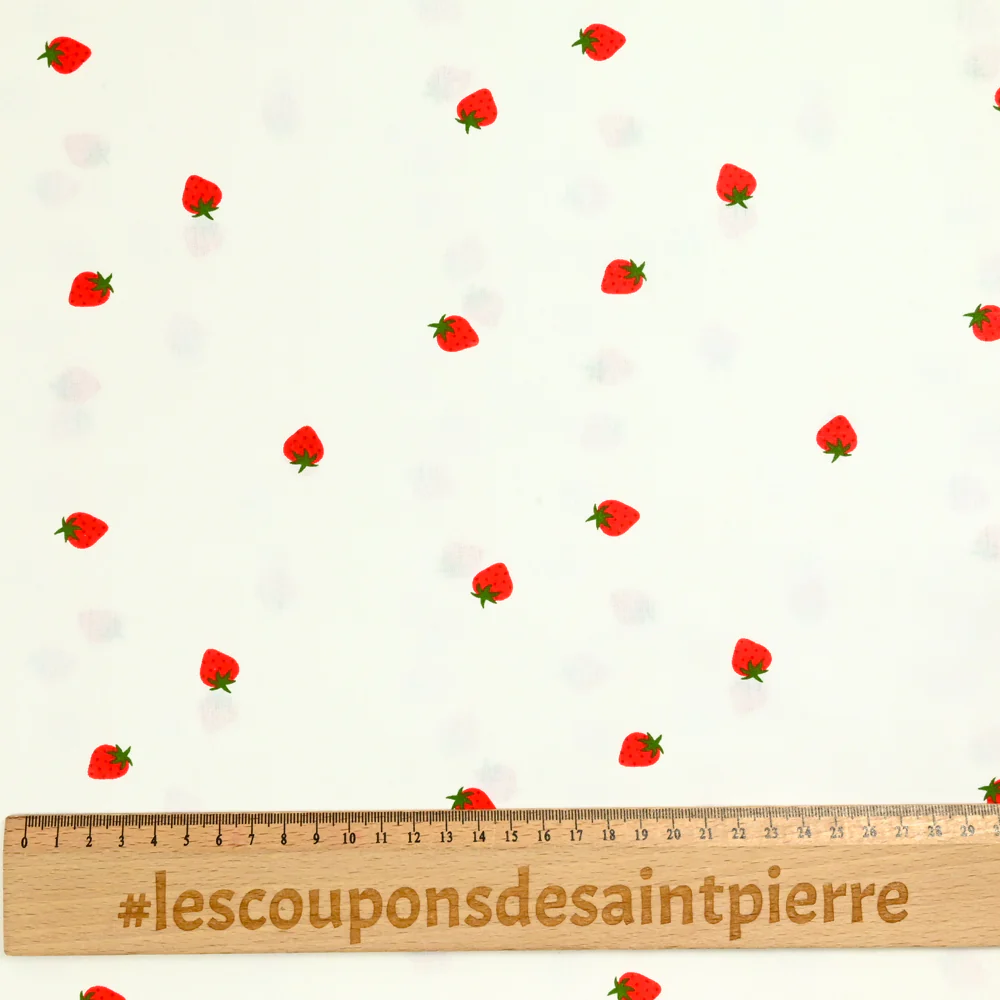 Coton imprimé fraise rouge fond blanc - Image 3