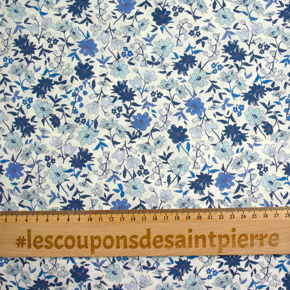 Coton imprimé Vittoria fleurs bleu vintage fond blanc cassé au mètre - Image 4